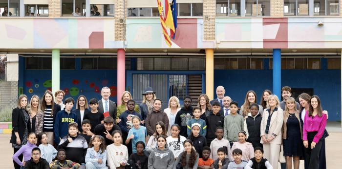 La consejera de Educación, Cultura y Deporte del Gobierno de Aragón, Tomasa Hernández; la directora de proyectos de Fundación MAPFRE, SAR la Infanta Doña Elena, presentan en el CEIP Ramiro Soláns de Zaragoza el programa educativo ‘Controla tu red’