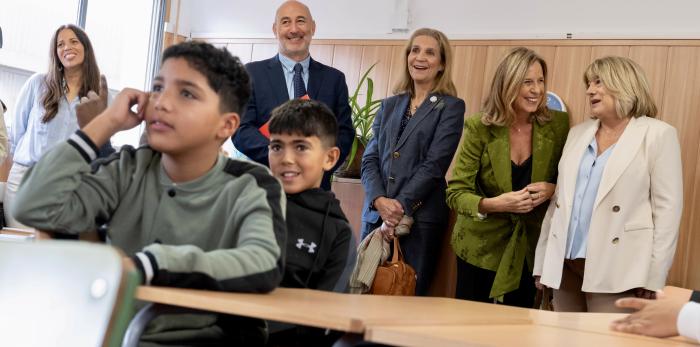 La consejera de Educación, Cultura y Deporte del Gobierno de Aragón, Tomasa Hernández; la directora de proyectos de Fundación MAPFRE, SAR la Infanta Doña Elena, presentan en el CEIP Ramiro Soláns de Zaragoza el programa educativo ‘Controla tu red’