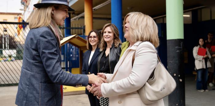 La consejera de Educación, Cultura y Deporte del Gobierno de Aragón, Tomasa Hernández; la directora de proyectos de Fundación MAPFRE, SAR la Infanta Doña Elena, presentan en el CEIP Ramiro Soláns de Zaragoza el programa educativo ‘Controla tu red’