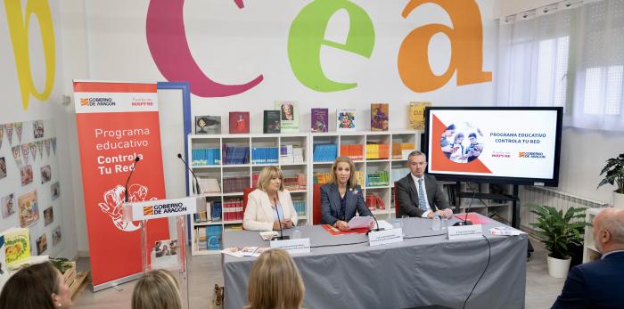 La consejera de Educación, Cultura y Deporte del Gobierno de Aragón, Tomasa Hernández; la directora de proyectos de Fundación MAPFRE, SAR la Infanta Doña Elena, presentan en el CEIP Ramiro Soláns de Zaragoza el programa educativo ‘Controla tu red’