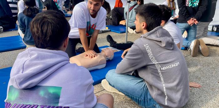 En el Día Mundial de la cardiaca un centenar de sanitarios ha enseñado como hacer una RCP