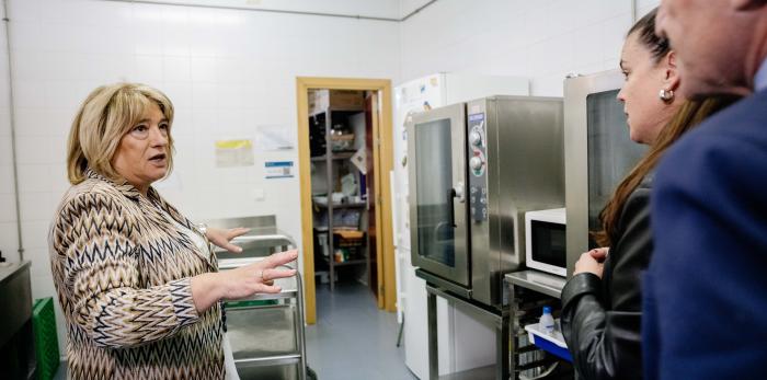 La consejera ha anunciado el plan de transformación de cocinas en el CPI Parque Goya.