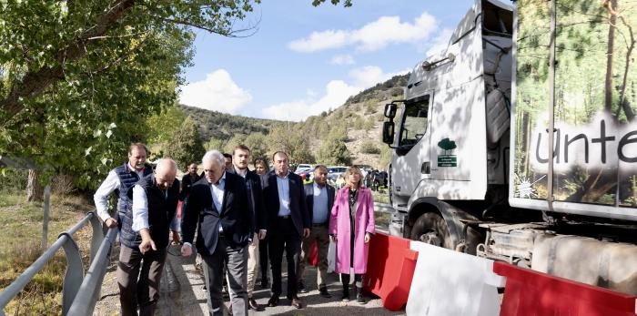 ALBARRACÍN-Octavio López visita las obras del Itinerario 9 del Plan Extraordinario de Carreteras en el puente de la A-1703 junto a la intersección con la A-1512