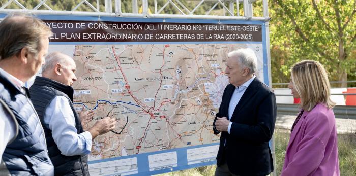 ALBARRACÍN-Octavio López visita las obras del Itinerario 9 del Plan Extraordinario de Carreteras en el puente de la A-1703 junto a la intersección con la A-1512