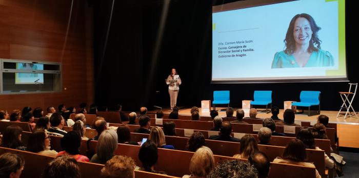 El acto se ha acompañado de una exposición fotográfica, Historias de una vida, protagonizada por una veintena de residentes en centros de mayores asociados de ARADE