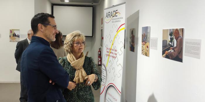 El acto se ha acompañado de una exposición fotográfica, Historias de una vida, protagonizada por una veintena de residentes en centros de mayores asociados de ARADE