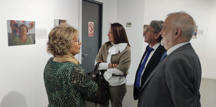 El acto se ha acompañado de una exposición fotográfica, Historias de una vida, protagonizada por una veintena de residentes en centros de mayores asociados de ARADE