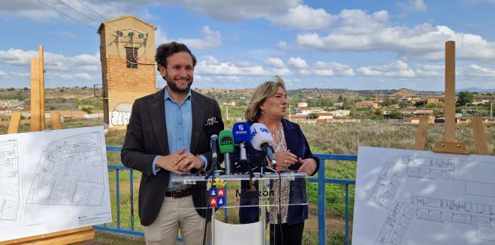 La consejera y el alcalde han visitado los terrenos donde se levantará el nuevo instituto de Monzón.