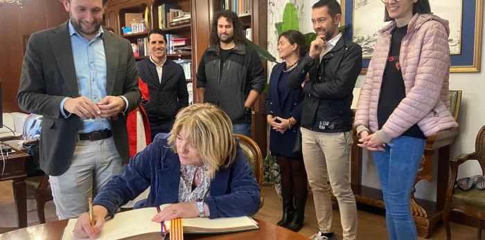 Firma en el libro de honor de Monzón.