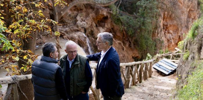 El consejero de Medio Ambiente y Turismo, Manuel Blasco, visita las instalaciones del Monasterio de Piedra para conocer los daños sufridos por el recinto tras resultar afectado por la DANA.