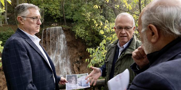 El consejero de Medio Ambiente y Turismo, Manuel Blasco, visita las instalaciones del Monasterio de Piedra para conocer los daños sufridos por el recinto tras resultar afectado por la DANA.