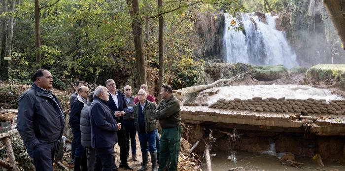 El consejero de Medio Ambiente y Turismo, Manuel Blasco, visita las instalaciones del Monasterio de Piedra para conocer los daños sufridos por el recinto tras resultar afectado por la DANA.