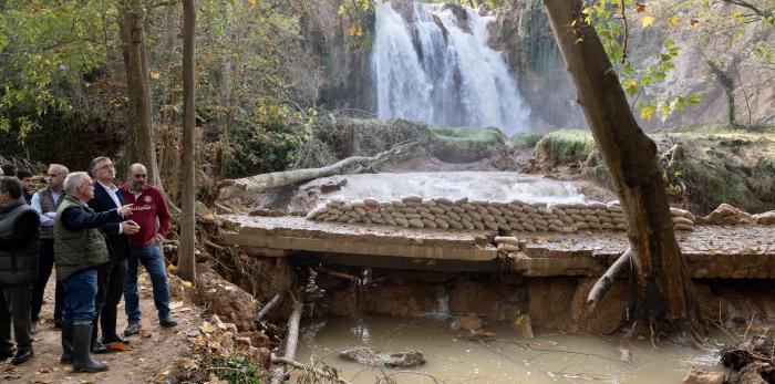 El consejero de Medio Ambiente y Turismo, Manuel Blasco, visita las instalaciones del Monasterio de Piedra para conocer los daños sufridos por el recinto tras resultar afectado por la DANA.