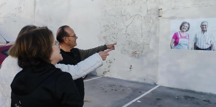 Los retratos de los vecinos están expuestos por todas la localidad