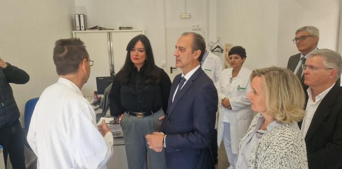 El consejero de Sanidad, junto a otras autoridades, en el Hospital de Día Geriátrico de Huesca