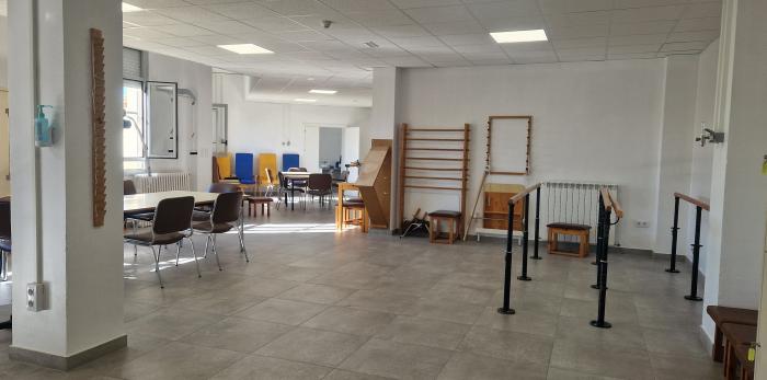 El consejero de Sanidad, junto a otras autoridades, en el Hospital de Día Geriátrico de Huesca