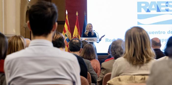 José Luis Bancalero y Mar Vaquero, en la entrega de los reconocimientos en el V Encuentro de la Red Aragonesa de Empresas Saludable, RAES