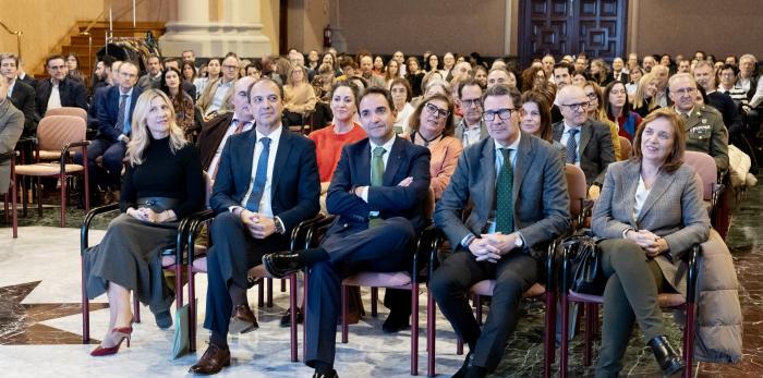 José Luis Bancalero y Mar Vaquero, en la entrega de los reconocimientos en el V Encuentro de la Red Aragonesa de Empresas Saludable, RAES