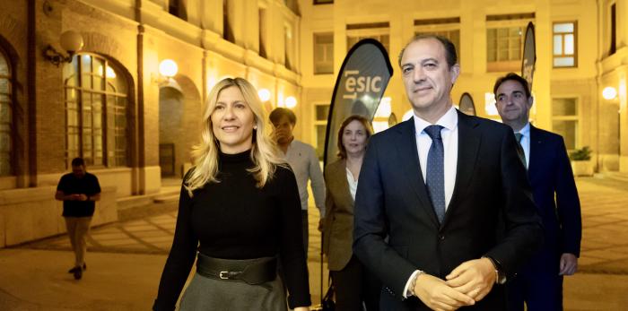 José Luis Bancalero y Mar Vaquero, en la entrega de los reconocimientos en el V Encuentro de la Red Aragonesa de Empresas Saludable, RAES