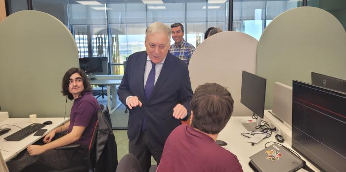 Octavio López ha recorrido las instalaciones de Nologin en Expo Zaragoza Empresarial.