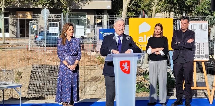 Octavio López y Natalia Chueca ponen la primera piedra de 23 viviendas en régimen de cooperativa en el Rabal.