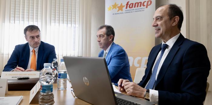 José Luis Bancalero Flores, y el presidente de la Federación Aragonesa de Municipios, Comarcas y Provincias, Carmelo Pérez Díez, se reúnen hoy para abordar el mapa sanitario.