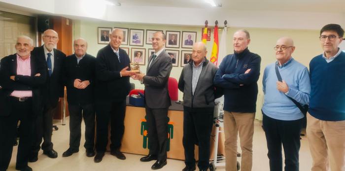 El consejero ha mantenido un encuentro con la asociación apoyar y orientar a los pacientes renales de Aragón y a sus familiares.