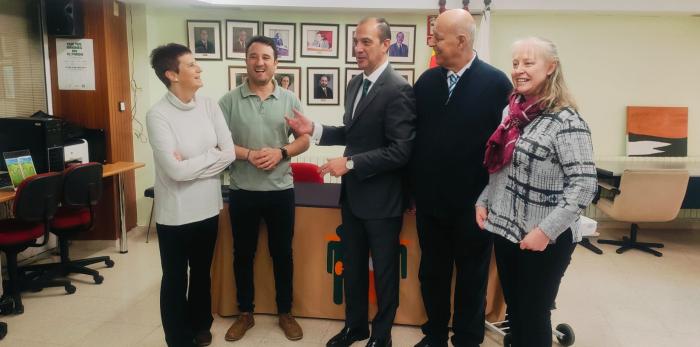 El consejero ha mantenido un encuentro con la asociación apoyar y orientar a los pacientes renales de Aragón y a sus familiares.