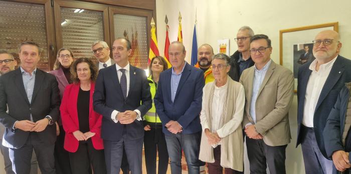Autoridades que han asistido a la firman del convenio de colaboración entre Aragón y Cataluña para la asistencia sanitaria en urgencias