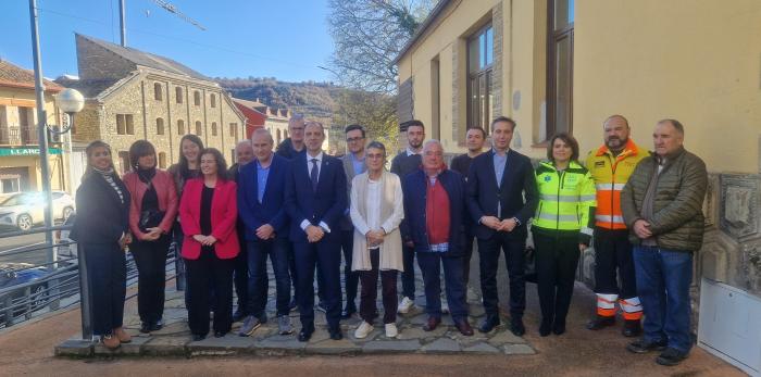 Alcaldes y autoridades que han asistido a la firman del convenio de colaboración entre Aragón y Cataluña para la asistencia sanitaria en urgencias
