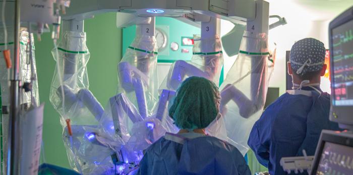 Imágenes de la primera intervención de cirugía robótica realizada en el Hospital Clínico Lozano lesa de Zaragoza