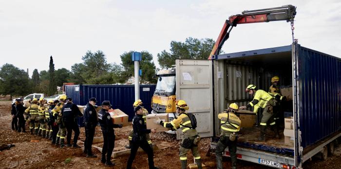 repliegue del Puesto de Mando Avanzado en Catarroja, de la limpieza de calles una vez despejadas y de Lorena Silvent, alcaldesa de Catarroja, despidiendo al contingente aragonés