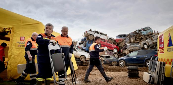 repliegue del Puesto de Mando Avanzado en Catarroja, de la limpieza de calles una vez despejadas y de Lorena Silvent, alcaldesa de Catarroja, despidiendo al contingente aragonés