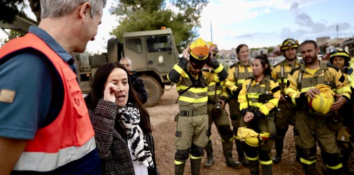 repliegue del Puesto de Mando Avanzado en Catarroja, de la limpieza de calles una vez despejadas y de Lorena Silvent, alcaldesa de Catarroja, despidiendo al contingente aragonés