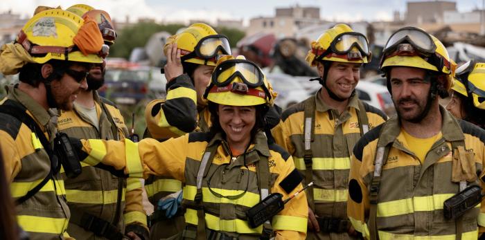 repliegue del Puesto de Mando Avanzado en Catarroja, de la limpieza de calles una vez despejadas y de Lorena Silvent, alcaldesa de Catarroja, despidiendo al contingente aragonés