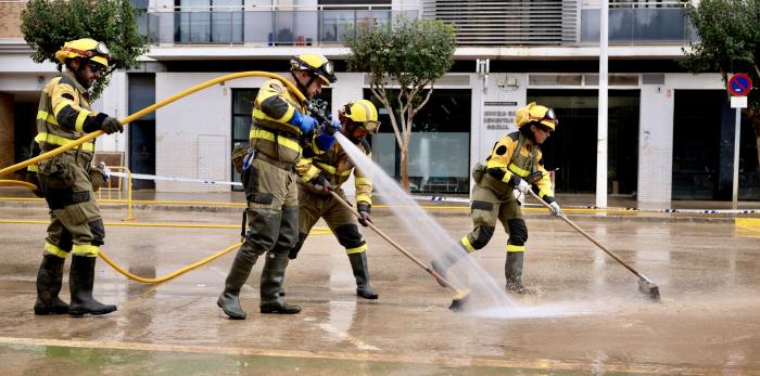 repliegue del Puesto de Mando Avanzado en Catarroja, de la limpieza de calles una vez despejadas y de Lorena Silvent, alcaldesa de Catarroja, despidiendo al contingente aragonés