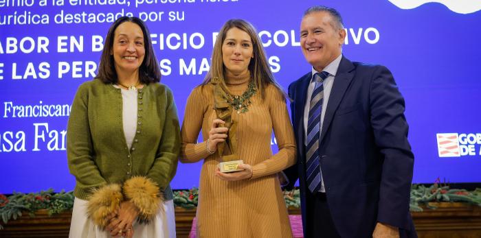 La consejera de Bienestar Social y Familia y el director general de Mayores han hecho entrega de los premios