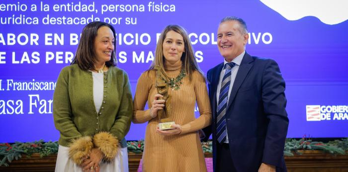 La consejera de Bienestar Social y Familia y el director general de Mayores han hecho entrega de los premios