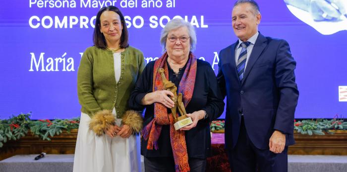 La consejera de Bienestar Social y Familia y el director general de Mayores han hecho entrega de los premios