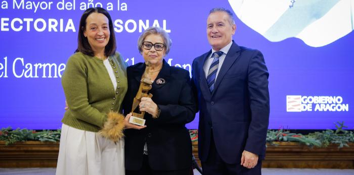 La consejera de Bienestar Social y Familia y el director general de Mayores han hecho entrega de los premios