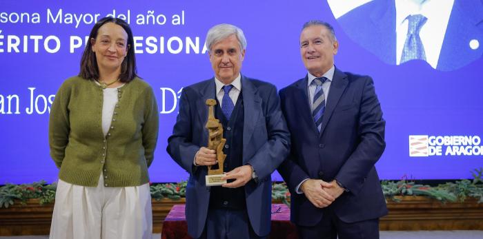 La consejera de Bienestar Social y Familia y el director general de Mayores han hecho entrega de los premios