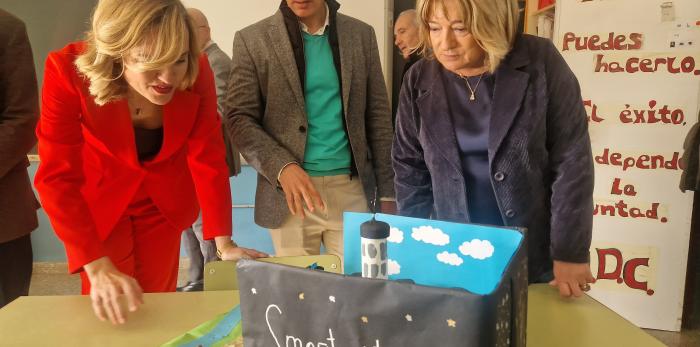 La consejera ha participado en la celebración del 50 aniversario del centro, junto a la ministra de Educación.