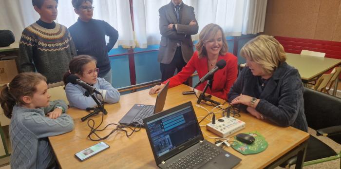 La consejera ha participado en la celebración del 50 aniversario del centro, junto a la ministra de Educación.