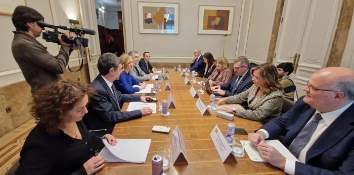 La reunión ha tenido lugar en la sede del Ministerio en Madrid.