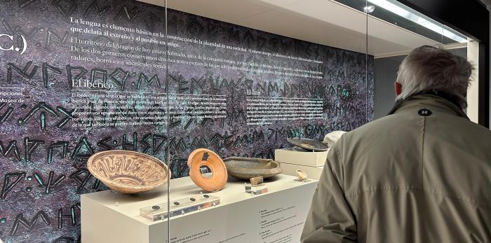 Pedro Olloqui e Isidro Aguilera inauguran la exposición "Antes del latín: Lenguas prerromanas en Aragón (siglos II – I a.C)”.