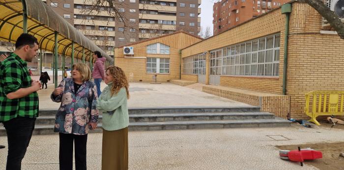 Hernández también ha visitado el CEIP Alcoraz para conocer su nueva aula de escolarización anticipada
