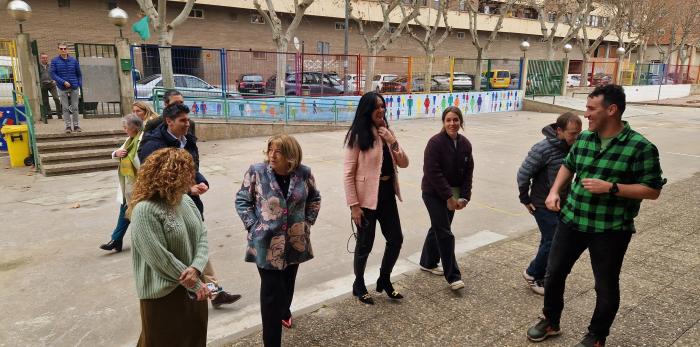 Hernández también ha visitado el CEIP Alcoraz para conocer su nueva aula de escolarización anticipada