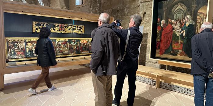 Visitantes en el Monasterio de Sijena.
