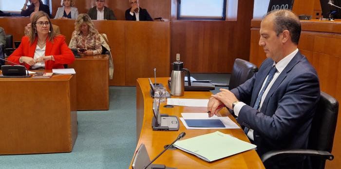 El consejero, momento antes de la comparecencia, con los portavoces del PSOE y Teruel Existe