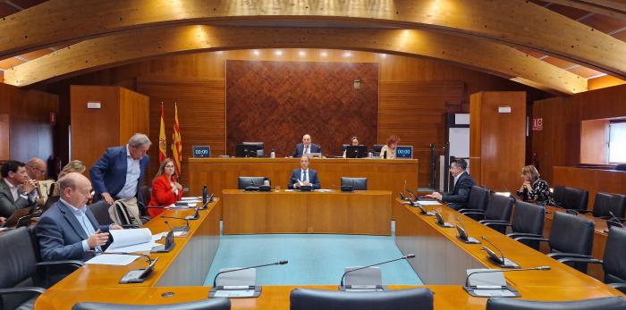 El consejero, momento antes de la comparecencia, con los portavoces del PSOE y Teruel Existe